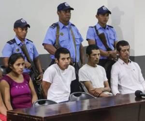 Juan Gregorio Rocha, an evangelical pastor suspected of murdering Vilma Trujillo Garcia in a bonfire after accusing her of being 'possessed' by a demon, sits with his siblings during a court hearing in Managua on March 2, 2017. / AFP PHOTO / INTI OCON