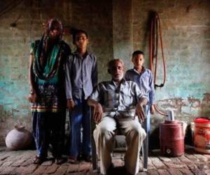 Anita Berwal (izq) con su esposo Sadhuram Berwal (sentado) y sus hijos fotografiados en su casa de Sorkhi, en el sur de la India, el 13 de agaosto del 2015.