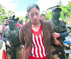 Un equipo de la FNA capturó a Glenda Patricia Martínez cerca de la colonia Loarque por suponerla responsable del delito de extorsión.