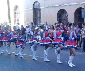 67 colegios públicos y privados participarán en desfiles patrios.