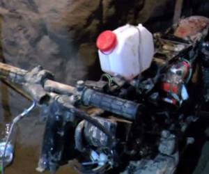 En el interior del túnel, se aprecian dos motocicletas.