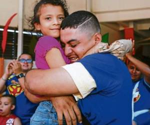 Franklin Flores abraza a su hija Icxel, en la pasada edición del Súper Papá que diario EL HERALDO realiza con motivo del Día del Padre.