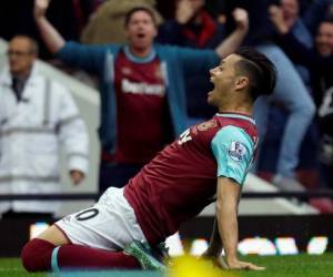 Mauro Zarate celebrando el primer gol durante la premier de la liga de fútbol inglesa.