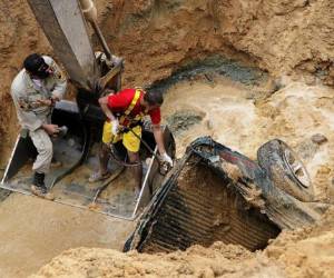Elementos de Cuerpo de Bomberos realizaron ayer la búsqueda de cuatro persona que se supone se transportaban en un carro que cayó la noche del jueves en un tramo que se desplomó en la carretera de Puente Alto, en Sonaguera, Colón.