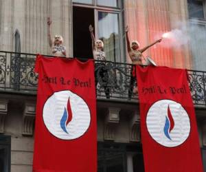 Las mujeres perturban discurso de Marine Le Pen en París en ocación del 1 de mayo.