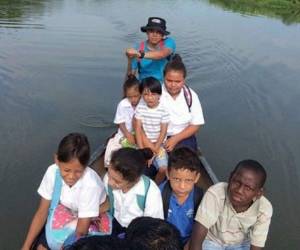 Hugo Armando Pinto se transporta en un cayuco todos los días para impartir conocimiento a sus alumnos.