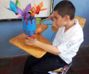 Los niños de los diferentes centros educativos ponen dedicación y esfuerzo para entregar su regalo.