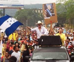El expresidente Zelaya durante una de las marchas de las antorchas.