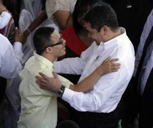 El presidente de la República, Juan Orlando Hernández, abraza a Pedrito en la inauguración del año escolar 2014 (Fotos: cortesía María Mondragón/Casa Presidencial)
