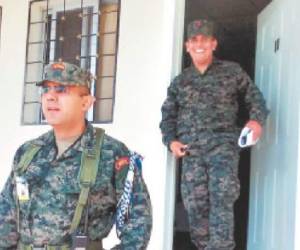 El capitán Orellana se muestra sonriente mientras es custodiado en su habitación en el Cuartel General del Ejército.