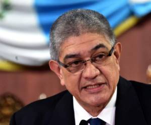 Martín Ramón Guzmán, secretario general de la Corte de Constitucionalidad de Guatemala, ofrece una rueda de prensa.