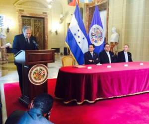 Luis Almagro hizo oficial la entrega de la propuesta de apoyo contra la impunidad en Honduras.
