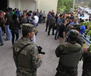 Las instalaciones de la ENEE amanecieron bajo vigilancia de militares, quienes custodiaban la entrega de la notificación a los empleados..