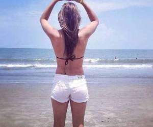 Colombian midfielder James Rodriguez (C), new recruit of German first division Bundesliga football club Bayern Munich, holds his new jersey as he poses with Bayern Munich's Italian head coach Carlo Ancelotti (L) and the club's CEO Karl-Heinz Rummenigge (R) during an official presentation in Munich, southern Germany, on July 12, 2017. The former Real Madrid player will play during the next season for the first Bundesliga division team Bayern Munich. James Rodriguez is on a two-year loan from Real Madrid. / AFP PHOTO / Christof STACHE