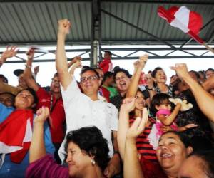 El candidato Leny Flores celebra la victoria. (Foto: David Romero).