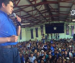 El presidente de Honduras Juan Orlando Hernández en la preconvención de su partido en Choluteca.