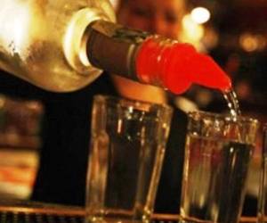 Muertos por ingerir alcohol adulterado en India.