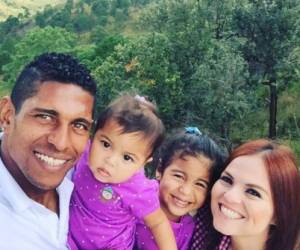 El delantero de Olimpia -Carlo Costly- posa con sus tres reinas (Foto: Instagram)