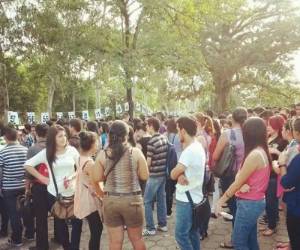 Masiva afluencia de estudiantes para efectuar la PAA en la UNAH.