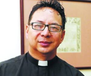 El nuevo canciller de la Iglesia Católica, el sacerdote Ricardo Sevilla.