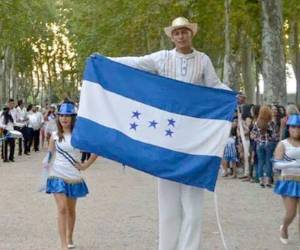 Hondureños en Girona realizaron un desfile para celebrar la independencia de Honduras.