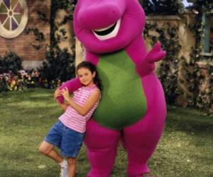 Selena Gómez es una actriz y cantante estadounidense que inició su carrera artística a los siete años de edad. Aquí una foto durante una de sus apariciones en el programa 'Barney'. Fotos: Instagram.