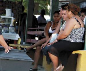Familiares de las víctimas cuando reclamaban el cuerpo en la morgue.