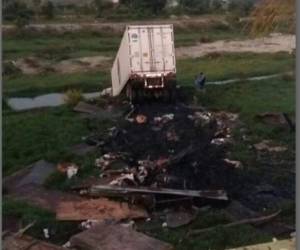 El camión luego de llevarse de encuentro la vivienda se precipitó al río.