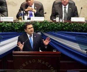 'Honduras está cambiando', dijo Juan Orlando Hernández. Al fondo, los titulares de la CSJ Jorge Rivera y del CN Mauricio Oliva. Foto: (David Romero)