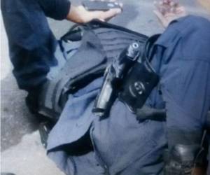 Momento en el que el policía cayó al suelo luego de sufrir desmayo.