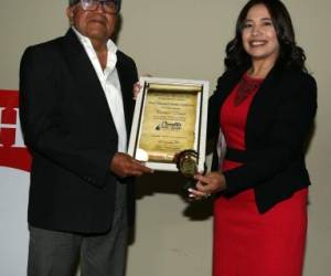 El escritor José Manuel Torres obtuvo el Premio Único, de la categoría de adultos, en manos de la jefa de Redacción de EL HERALDO, Glenda Estrada.