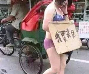 El marido lleno de enojo obligó a la mujer a caminar por las calles con un cartel que decía: “Quiero vender mi cuerpo”.