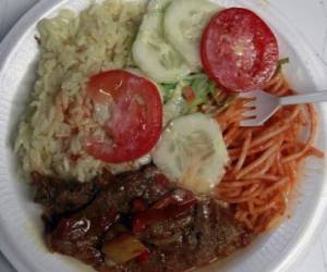 Comedor Las Gemelas, bistec encebollado, Arroz, Ensalada de lechuga con pepino y tomate, Espaguetis ensalzados. (Foto: Mario Urrutia)