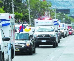 Los niños fueron trasladados en varias ambulancias bajo medidas de seguridad y vigilancia médica. Foto: Alejandro Amador/EL HERALDO