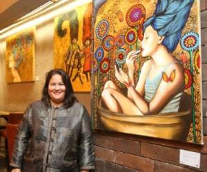 La artista Leticia Banegas junto a su obra “Eco”. Foto: Jimmy Argueta / El Heraldo.