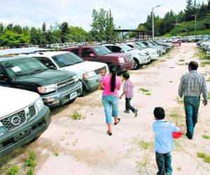 Los carros de lujo del Estado permanecen en Campo Marte.