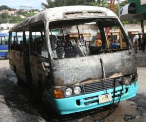El bus quedó con su tapicería totalmente destruida. Foto: Estalin Irías / EL HERALDO.