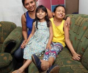 Francelia Mejía posa para el lente de EL HERALDO junto a su sobrina Daniela y su hija Sabini Nicol Aguilar.