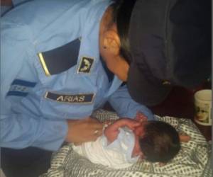 Afortunadamente el bebé se encuentra en buen estado de salud y bajo cuidados en una posta policial de la capital.