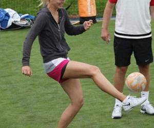 Sharapova mostró sus tonificadas piernas y sus dotes futboleros.
