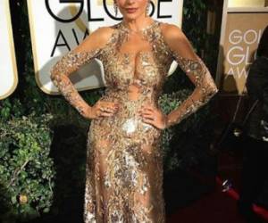 Sofía Vergara asistió a los Golden Globes luciendo un brillante y transparente vestido del diseñador Zuhair Murado.