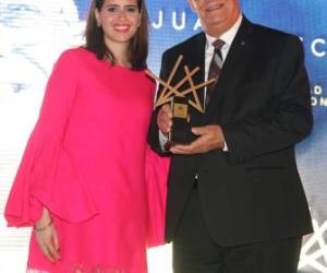 María Matamoros y el ganador de la Estrella identidad nacional, Juan Bendeck. Crédito: EL HERALDO/Jimmy Argueta