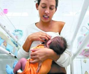 Celika Ortega aguarda impacientemente el momento de poder de llevar su bebé a casa y acabar con la pesadilla que el chikungunya le causa a ambos.