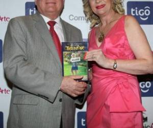 Antonio Tavel, de Tigo, y la escritora y gerente de ComunicArte, Patricia Arias.