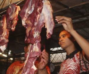 La libra de carne molida vale L 62 y el tajo L 64.