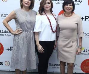 Las anfitrionas Patricia Casanova, Esperanza McCoy y Elzette Casanova.