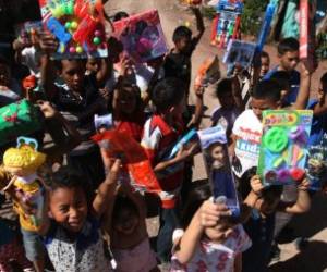 Carritos y muñecas fueron la razón por la que este grupo de niños se llenará de alegría al recibir un obsequio donado por los capitalinos durante la Navidad.Foto:Efraín Salgado /El HEraldo