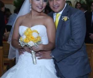 Ariela Cáceres y Dennis Andino posaron felices luego de unir sus vidas en matrimonio.