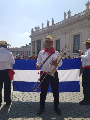 Allan Alvarez, sub director de la banda posando con orgullo en la Plaza San Pedro en el Vaticano.