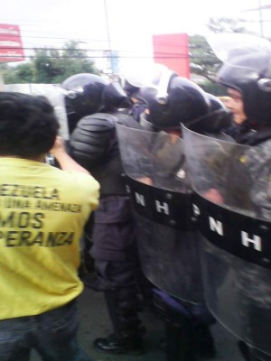 Policías impiden a huelguistas acceso a Casa Presidencial